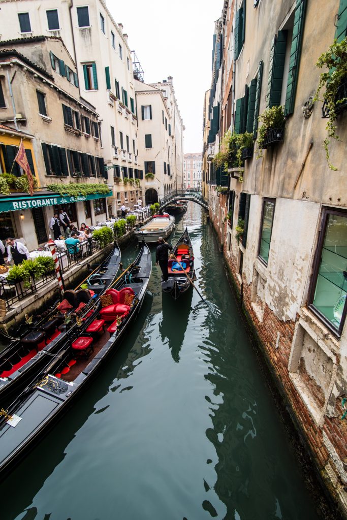 Canal com gôndolas em Veneza, Itália